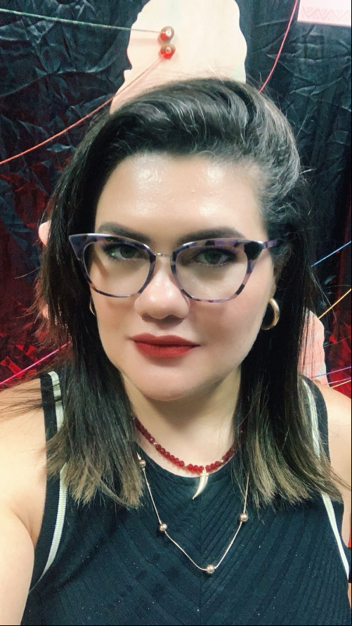 #Prêmio - Um click de Denise Veras, que foi a vencedora do Prêmio Internacional da União Brasileira de Escritores (UBE) de 2024 na categoria Contos, com o livro inédito - O Ventre da Medusa - é uma obra que explora as facetas do feminino, navegando entre os extremos da monstruosidade social e da opressão invisível que as mulheres enfrentam. Inspirada pela complexidade da figura mitológica de Medusa, a autora constrói narrativas que ora desafiam ora provocam. O seu livro A Face Atravessada no Espelho - foi vencedor na categoria Crônicas do concurso literário da FELIPI (Feira da Literatura Piauiense) 2024 e semifinalista na categoria Contos do LOBA Festival Cultural 2024. Sua mais recente obra publicada, Crônicas de uma Mãe Sacrificada, recebeu ampla recepção do público. Com este novo prêmio, Veras se firma ainda mais como uma autora essencial da literatura contemporânea piauiense. A cerimônia de premiação acontecerá em breve. Denise Veras é escritora, servidora do Instituto Federal do Piauí (IFPI) e colunista do portal Geleia Total. Sua produção literária transita por gêneros como crônica, conto e romance, sempre com uma abordagem existencialista e feminista. Chics!!! - (Arquivo Pessoal)
