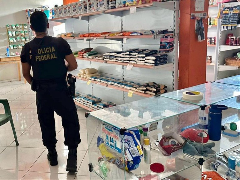 Dois policiais são presos pela PF por contrabandear produtos em porto clandestino no litoral