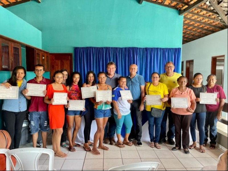 Prefeito Gustavo Medeiros já entregou quase 1 mil certificados de cursos profissionalizantes