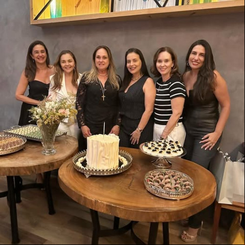 #Parabéns - Um click das queridas Cristina Castelo Branco, Isabel Arcoverde, Adriana Lages, Cassandra Moraes Souza, Nadir Ferraz e Juliana Rosado em noite de comemoração para Adriana. Chics!!! - (Arquivo Pessoal)