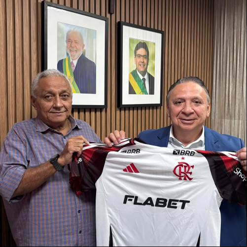 Presidente da FFP presenteia secretário com camisa do Flamengo (RJ) e revolta torcedores piauienses