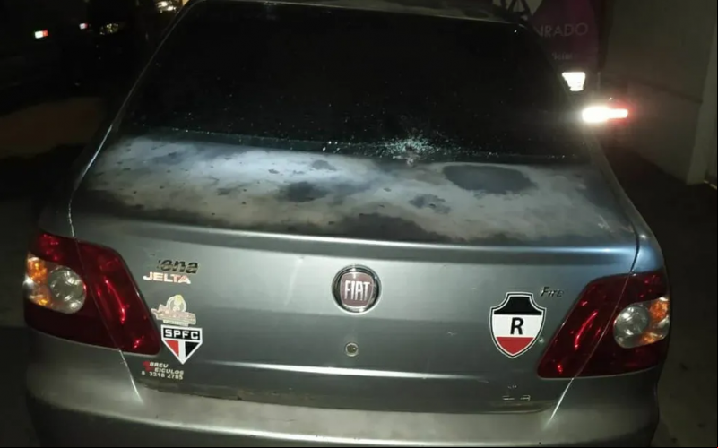 Carro da família foi atingindo com diversos disparos - (Reprodução/Whatsapp)