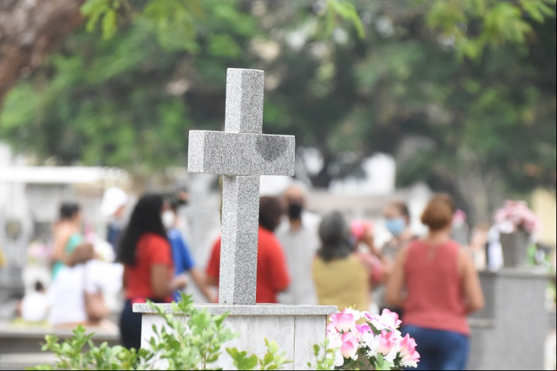 Cemitérios de Teresina são limpos para receber visitas no dia das mães - (Assis Fernandes/O Dia)