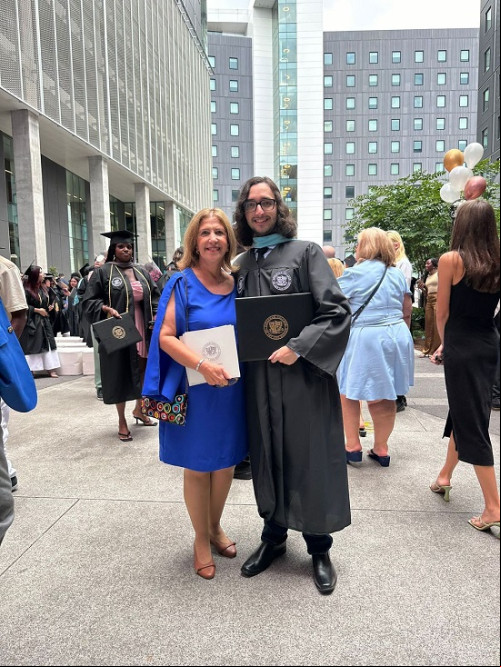 #Internacional - Um click dos queridos professora Márcia Soares com o neto Carlos Zayas, que se formou em Design de Jogos, nos Estados Unidos. Chics!!! - (Divulgação)