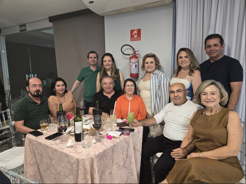 #Festa - Parabéns para a querida empresária Polyana Melo (3/11)!!! Que comemorou em grande estilo com familiares e amigos no domingo (3), em grande estilo com um almoço bem animado. Um click da aniversariante reunida com o marido Rondinelle Albino e as amigas e os amigos. Chics!!! - (Luciêne Sampaio)