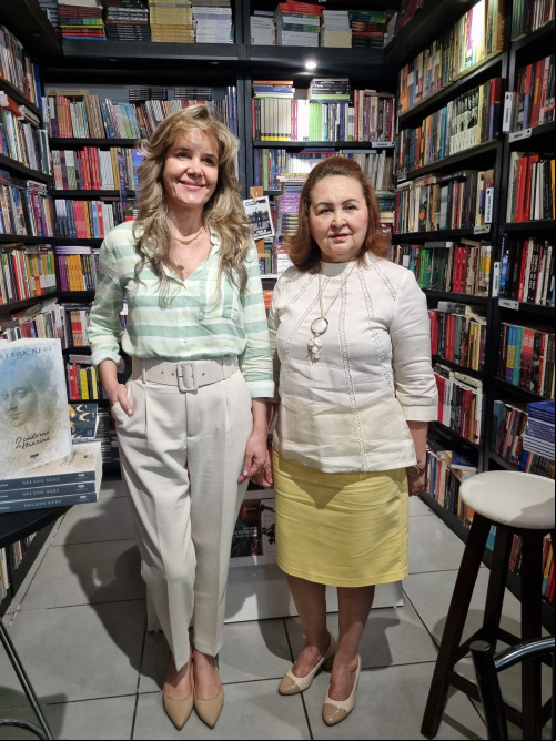 Livro -  Os familiares de Bernardino Soares Viana e a Editora e Livraria Nova Aliança, receberam amigos e familiares no lançamento do livro Reflexões Diárias Sobre O Novo Testamento, no dia 28/11, na Entrelivros Livraria. Um click das querida Gisela Ximenes e Júlia Ramalho. Chics!!! - (Luciêne Sampaio)