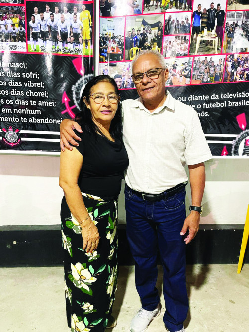 Segunda-feira o empresário unionense Francisco das Chagas Santos ( França)festejou com jantar seus 64 anos de vida, ao lado da esposa, funcionários e amigos. Na foto está ladeado pela esposa Dapaz Santos. - (Arquivo Pessoal)