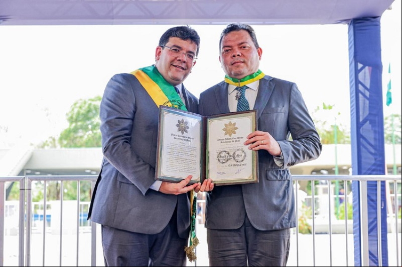 Um click do juiz do TRE Daniel Alves recebeu das mãos do Governador Rafael Fonteles a Comenda Estadual do Mérito Renascença a mais alta honraria concedida pelo Estado do Piauí