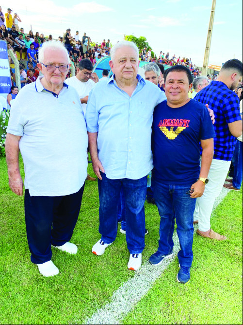 Médico Edmilson Mota, Segisnando Alencar e este jornalista Daniel Cardoso, durante a reinauguração do Estádio Segisnando Alencar em União, domingo ado. - (Arquivo Pessoal)