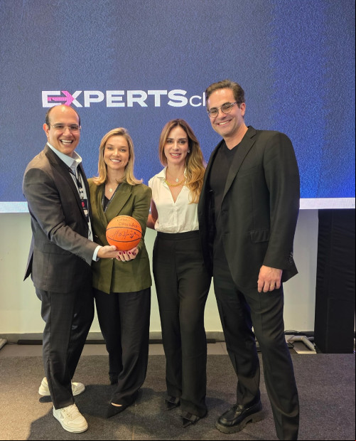 #Mentoria - Um click do cirurgião plástico Carlos Tajra e a a Rafaella Vitalle vão para São Paulo participar de mentoria profissional. "#TBT de um evento incrível que participei com a @experts.clube. Foi uma experiência de muito aprendizado e troca, onde tive a oportunidade de me conectar com pessoas incríveis e expandir meu conhecimento sobre desenvolvimento pessoal. Como sempre, busco me atualizar constantemente, especialmente quando se trata de Gestão e como trazer a melhor experiência para nossos pacientes. A jornada nunca para, e tem muitas novidades chegando por aí." Dr. Carlos Tajra. Chics!!! - (Arquivo Pessoal)