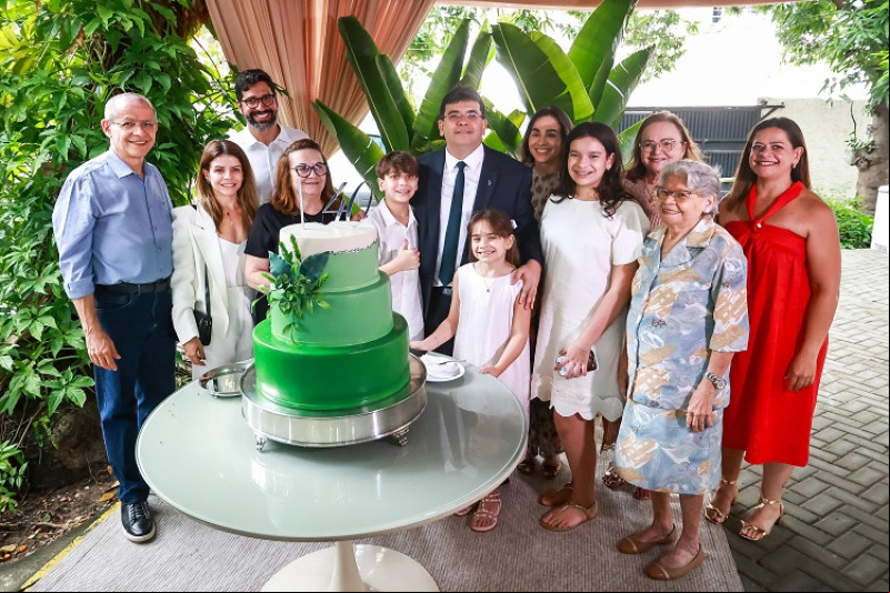 #Family - Parabéns para o Governador de Teresina - Rafael Tajra Fonteles, que deu início hoje (6) às comemorações pelos 40 Anos!!! Com uma Missa de Ação de Graças, na Igreja de São José, com os familiares, amigos e políticos. O aniversariante agradeceu as bênçãos recebidas: com o padre Tony Batista, a esposa Isabel Fonteles, que aniversaria no dia 7/5, e os filhos Teresa, Thomaz e Elisa, os pais, o médico e ex-deputado federal José Nazareno Cardeal Fonteles & Nereida Tajra Fonteles, das irmãs Danielle e Deborah Tajra Fonteles, da sogra Karlena Araújo, da avó, do genro Rafael Lima. Chics!!! - (Renato Andrade)