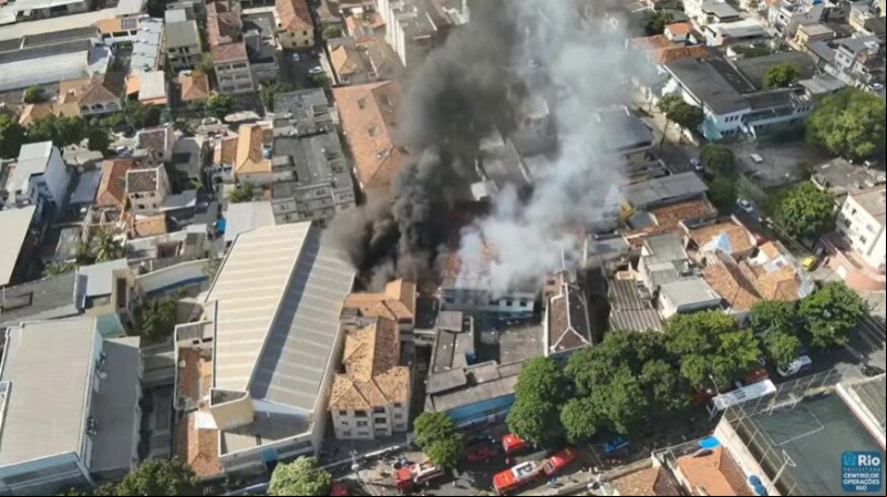 VÍDEO: Incêndio atinge fábrica de fantasias de carnaval no Rio de Janeiro - (Reprodução/ Centro de Operações Rio)