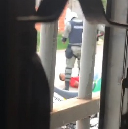 VÍDEO: policial militar agride homem durante blitz na cidade de Corrente
