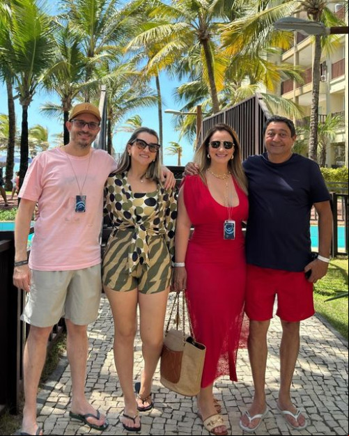 #Praia - Um click dos queridos Jorge Tajra Neto & Milena Tajra, Olívia Nogueira & Lourival Nogueira curtindo o final de semana em Fortaleza/CE. Chics!!! - (Divulgação)