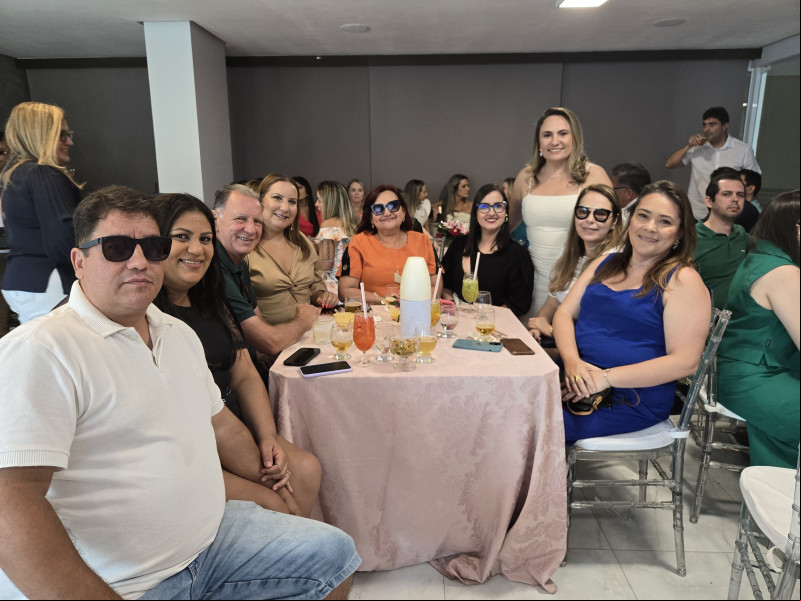 #Festa - Parabéns para a querida empresária Polyana Melo (3/11)!!! Que comemorou em grande estilo com familiares e amigos no domingo (3), em grande estilo com um almoço bem animado. Um click da aniversariante reunida com as amigas e os amigos. Chics!!! - (Luciêne Sampaio)