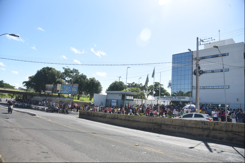 Eleitores formam grande fila e TRE-PI recomenda busca por serviços online - (Assis Fernandes / O Dia )