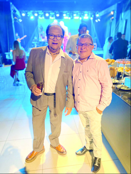 Toda Felicidade do Mundo, para o apresentador Mariano Marques (aqui da ODIA TV)que amanhã celebra nova idade. Na foto com o titular desta Coluna, Daniel Cardoso. - (Jailson Soares O DIA)
