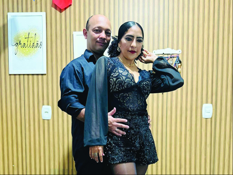 Hoje o de empresa Rodrigo Rodriguês, celebra mais um ano de vida! Parabéns! Na foto ladeado por sua esposa, professora Naná Oliveira. - (Arquivo Pessoal)