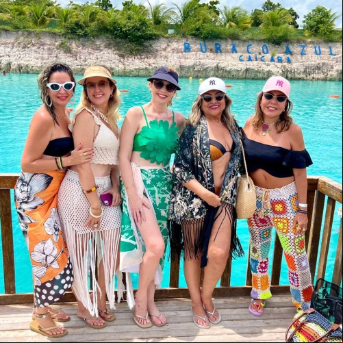 #Carnaval - Um click das queridas Kamille Uchôa, Janaínna Uchôa, Renata Melo Cunha Castro, Regina Célia Bezerra e Honorina Pães Landim em #tbt curtindo o litoral piauiense. Chics!!! - (Arquivo Pessoal)