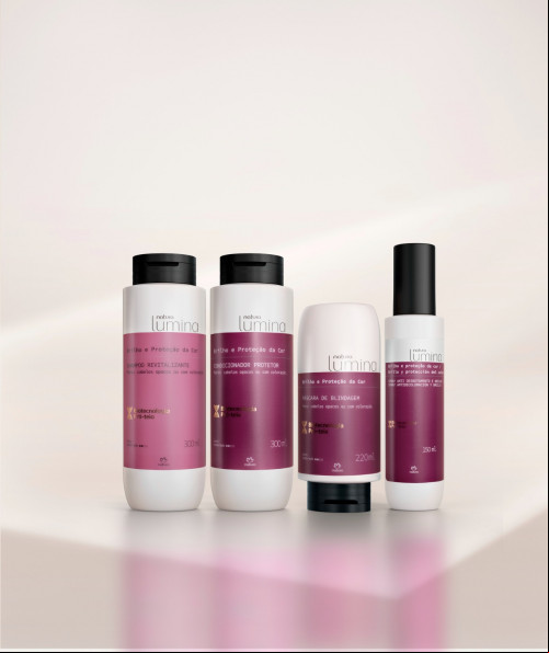 #NATURA LUMINA APRESENTA NOVA LINHA DE TRATAMENTO PARA BRILHO E PROTEÇÃO DA COR DO CABELO O lançamento, que conta com quatro produtos que ajudam a prolongar a cor dos fios por até 10 semanas, entrega cabelos mais saudáveis, brilhantes e com a cor mais viva. Natura Lumina, marca especialista em cabelos da Natura, apresenta um novo sistema de tratamento para os cabelos tingidos e opacos: a linha Brilho e Proteção da Cor, que prolonga a cor dos cabelos por até 10 semanas e reforça o brilho intenso por até 24 horas. Com ação antidesbotamento, a linha também trata a cutícula formando um escudo protetor contra agressões externas e raios UV em 4 os que irão revitalizar, proteger e blindar os fios contra agressões externas e raios UV. Os produtos possuem em sua formulação ativos como a exclusiva Biotecnologia Pró-teia de Natura Lumina, uma proteína vegana que regenera os fios danificados de dentro para fora, deixando os cabelos 2x mais fortes, e Esqualano Vegetal, que atua na blindagem dos fios e proporciona proteção da coloração, oferecendo maciez, facilitando o desembaraço, reduzindo o frizz e entregando 3x mais brilho ao cabelo. O uso da linha completa garante a máxima potência dos resultados, conheça os produtos, seus benefícios e a ordem e modo de uso: a completa garante a máxima potência dos resultados, conheça os produtos, seus benefícios e a ordem e modo de uso: 1: Shampoo revitalizante - 300ml (R$42,90) Ajuda a remover os resíduos do dia a dia que se acumulam no couro e no fio. Modo de uso: aplique nos cabelos molhados massageando o couro em movimentos circulares para ação do produto. Enxágue na sequência. A white bottle with purple label 2: Condicionador protetor - 300ml (R$45,90) Combate a porosidade; Deixa os fios 8x mais macios, brilho intenso e duradouro. Modo de uso: Aplique o condicionador nos cabelos úmidos evitando a raiz. Enxágue. o 3: Máscara de Blindagem – 220ml (R$65,90) - Blindagem e proteção da cor; Preenche a cutícula; Ação antidesbotamento; Cabelos 7x mais hidratados; Brilho intenso e duradouro; Blinda contra agressões diárias. Modo de uso: aplique a máscara nos cabelos molhados evitando a raiz. Deixe agir por 3 minutos e enxágue. Use de 1 a 3 vezes por semana. o 4: Spray anti desbotamento e brilho – 150ml (R$66,90) Prolonga a cor por até 10 semanas; Brilho intenso por até 24 horas; Ação anti desbotamento; Proteção UV; Intensa ação antifrizz; Proteção térmica; 5x menos pontas duplas. Modo de uso: Aplique o spray nos fios úmidos ou secos, do comprimento às pontas. Reaplique sempre que achar necessário. Sem enxágue. Os produtos da linha Brilho e Proteção podem ser encontrados com as Consultoras de Beleza Natura, também em ambiente digital, no e-commerce ou nas lojas físicas da marca e nas franquias Aqui Tem Natura. Imperdível. Chics!!! - (Divulgação)