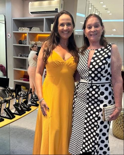 #Mãe&Filha - "Parabéns para a minha grande rainha , meu refúgio e referência . @linalages3444 é amor, alegria, educação e bondade . Mulher sábia e cheia de qualidades louváveis. Tu és, mãe, uma unanimidade. Te amo incondicionalmente." Celina Lages. Chics!!! - (Arquivo Pessoal)