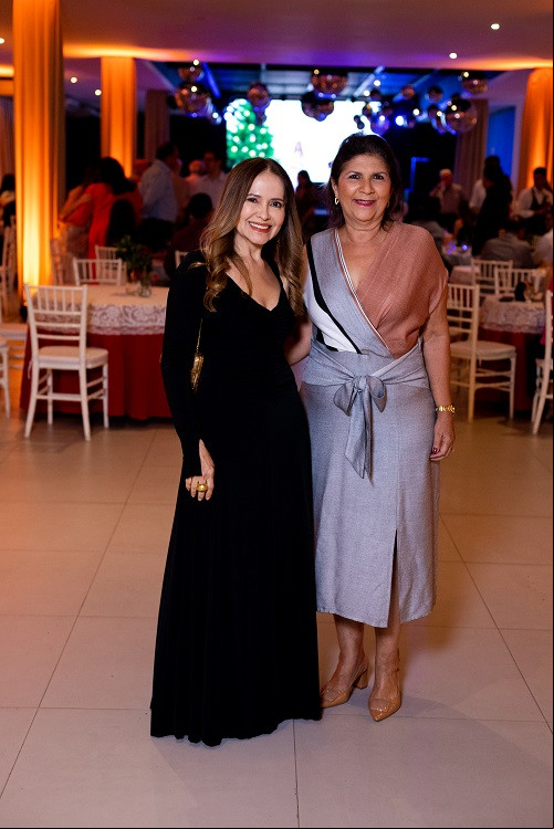 Parabéns para a querida empresária Van Fernandes!!! Na foto com a diretora financeira da CDL Elyne Castro. Chics!!! - (Divulgação)