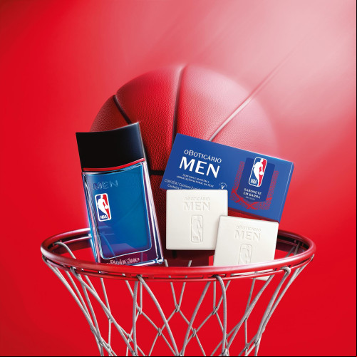 #Boticário MEN & NBA - Lançam linha de produtos masculinos, inaugurando a primeira colaboração da liga com uma marca de beleza do Brasil. A linha de edição limitada apresenta produtos multifuncionais com tecnologia power fresh, pensados especialmente para os apaixonados por basquete. O Boticário MEN, marca de cuidados masculinos do  Boticário, une forças com a NBA, a National Basketball Association dos EUA, para uma colaboração em edição limitada. A parceria inédita apresenta uma linha de produtos multifuncionais e práticos, criados para aqueles que amam o esporte. Combinando alto desempenho e fragrâncias refrescantes, a coleção traz cinco itens que traduzem performance e autenticidade, incorporando a exclusiva tecnologia Power Fresh, que proporciona uma explosão de frescor contrastada com notas amadeiradas intensas. De acordo com o Sponsorlink, estudo do IBOPE Repucom sobre os hábitos e comportamentos dos fãs de esportes no Brasil, o basquete está entre os esportes mais populares do país. O número de fãs da NBA atingiu 52,8 milhões, um crescimento de 16% nos últimos três anos (acima dos 45,4 milhões em 2021), segundo a pesquisa. Diante desse cenário, a colaboração entre Boticário e NBA transforma a paixão masculina pelo basquete em produtos, aproximando a marca desse público e ampliando sua atuação em nichos de mercado específicos. Carolina Carrasco, Diretora de Branding e Comunicação do Grupo Boticário, explica que a iniciativa faz parte da expansão contínua da marca no mercado masculino. “Nosso compromisso é transformar MEN em uma referência no cuidado diário do homem, conectando-se com o que realmente importa para ele. Sabemos que os homens se identificam melhor com produtos que se alinham ao seu estilo de vida. Ao nos associarmos a uma liga esportiva que vai além das quadras e influencia cultura, moda e comportamento, reforçamos nossa presença no universo do entretenimento e oferecemos mais do que uma simples colaboração de produtos. Nosso objetivo é traduzir um estilo de vida, trazendo o universo do basquete para a rotina de autocuidado masculino.” Roger Ahlgrimm, Diretor Sênior de Varejo e Licenciamento da NBA Brasil, celebra a parceria. “A NBA compartilha uma conexão profunda e autêntica com seus fãs – uma conexão que vai além do jogo e se estende ao dia a dia. Nossa colaboração com o Boticário reflete esse compromisso ao combinar a identidade dinâmica da NBA com produtos inovadores de autocuidado masculino. Essa parceria responde à crescente paixão de nossos fãs, criando novos pontos de contato que fortalecem seu relacionamento com a liga de maneira significativa e baseada no estilo de vida.” A combinação de Belanis e Linalol garante um alto impacto sensorial, intensificando o frescor desde o primeiro contato com a pele. O MEN & NBA Desodorante Colônia 100ml abre com notas vibrantes de menta, maçã e grapefruit, evoluindo para um coração sofisticado de canela, pinho e zimbro, finalizando com uma base marcante de cashmere, patchouli, sândalo e musgo. O MEN & NBA Desodorante Antitranspirante Aerossol combina alantoína, bisabolol e vitamina E, oferecendo até 96 horas de proteção enquanto cuida e acalma a pele. O MEN & NBA Shower Gel 5 em 1 foi desenvolvido para limpeza profunda, controle da oleosidade e hidratação, com efeito refrescante potencializado pela tecnologia Power Fresh. Para quem busca uma sensação de pele renovada, o MEN & NBA Sabonete em Barra proporciona limpeza intensa e frescor duradouro, completando a experiência sensorial da coleção. Por fim, para manter os essenciais sempre organizados, a coleção inclui o MEN & NBA Necessaire, um ório resistente e espaçoso, ideal para complementar a compra e auxiliar na rotina diária. A linha Boticário MEN & NBA já está disponível nas lojas do Boticário em todo o Brasil, pelo e-commerce da marca e em seu aplicativo para Android e iOS. Os consumidores também podem fazer pedidos pelo WhatsApp no número 0800 744 0010 – oficial e seguro – para verificar a disponibilidade local. Além disso, é possível entrar em contato com um consultor da marca em encontre.boticario.com.br. Serviço: Desodorante colônia MEN & NBA 100ml - Preço: De R$179,90 Por R$144,90 -. Men & NBA é um diferencial para a marca pois equilibra o frescor grooming com nuances modernas somados a Tecnologia Power Fresh que dá um boost a mais na saída contrastando com o fundo amadeirado cremoso característico de Men. Desodorante Antitranspirante Aerossol MEN & NBA 90g 150ml - Preço: De R$39,90 Por R$31,90. Combina um blend de Alantoína, Bisabolol e Vitamina E, que protege, acalma e cuida da pele. Com cápsulas ativas de fragrância entrega até 96h de proteção. Shower Gel MEN & NBA 5 em 1, 205g - Preço: De R$44,90 Por R$35,90. Limpa, controla a oleosidade e mantém a hidratação natural da pele. Efeito refrescante com a Tecnologia Power Fresh. Sabonete em Barra MEN & NBA, 2 X 90g - Preço: De R$27,90 Por: 21,90 -, Limpeza e sensação de pele renovada! Fragrância com Tecnologia Power Fresh, proporcionando uma explosão de frescor. Necessaire MEN & NBA Poliéster - Preço: De R$69,90 Por: 55,90, Item prático para compor a rotina do homem. ório que complementa a cesta de compra. Material resistente e espaçoso. Medidas: 230x60x135mm. Chics!!! - (Arquivo Pessoal)