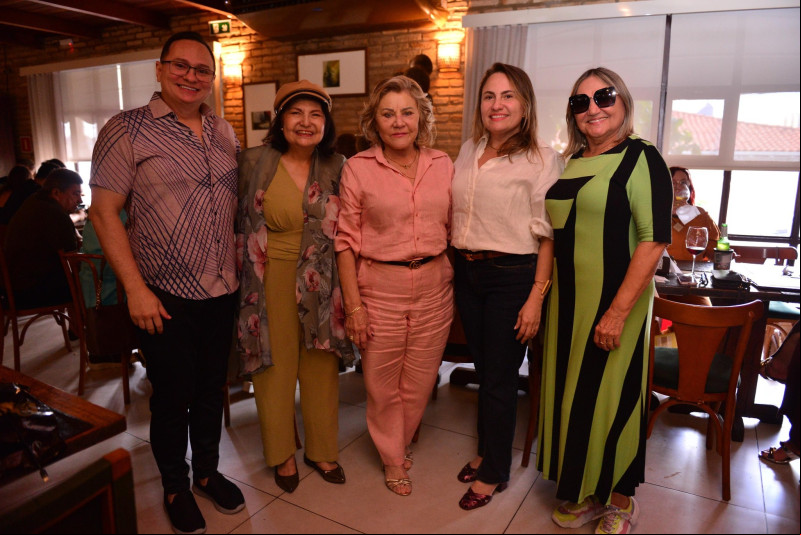 #MIgs - Parabéns para a querida Zelita Melo!!! Um click da aniversariante com Sandro Abrantes, Maria do Carmo Bezerra Maciel Bedard, Polyana Melo e Magnólia Soares Macedo em tarde animada. Chics!!! - (Luciêne Sampaio)