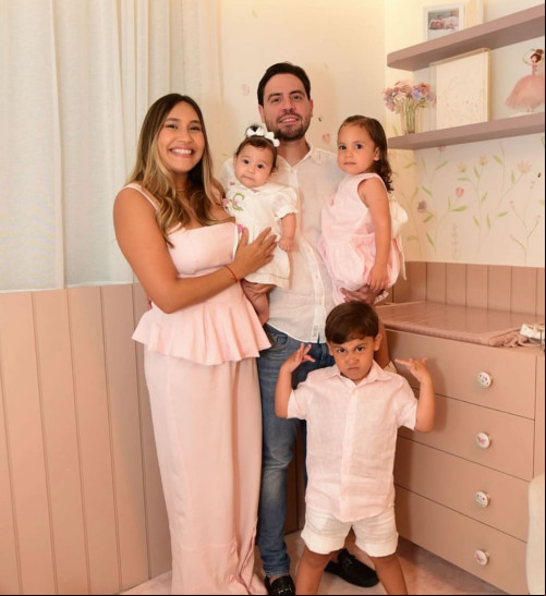 #Bodas - Os queridos Rafael Castro & Vanessa Falcão comemoram 8 Anos de casamento: uma união marcada por amor com os três filhos: Rafael, Cristina e a Cecília, em família. Chics!!! - (Arquivo Pessoal)
