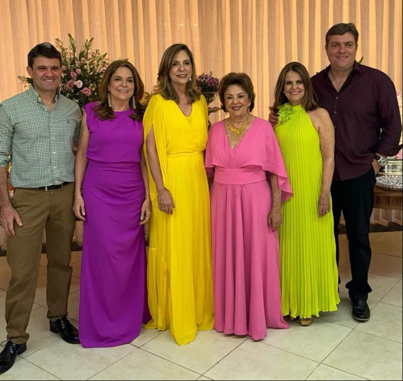 #80Anos - Um click da família reunida com amigos em Teresina para comemorar o aniversário da querida Gláucia Vilarinho, no Gran Bistrô. Na foto - by Nylbert Andrade a aniversariante com os seus filhos Ricardo, Lisia, Silvia, Simone e Eduardo. Parabéns. Chics!!! - (Nylbert Andeade)