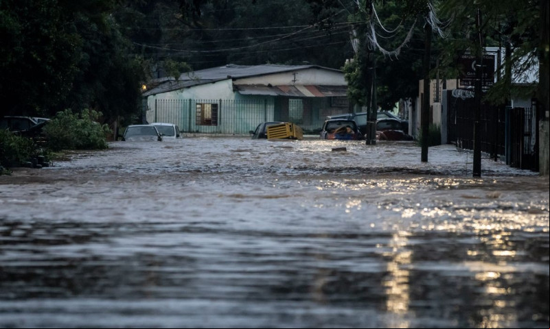 Fortes chuvas no Rio Grande do Sul voltam a alagar ruas de Porto Alegre - (Rafa Neddermeyer/Agência Brasil )