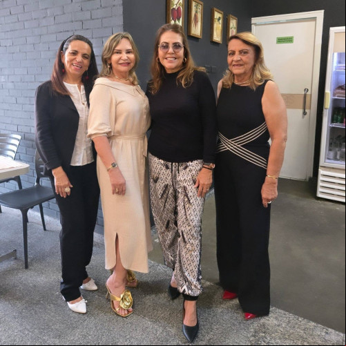 #DiadasMulheres - Um click das queridas amigas no Noris Cozinha Saudável - by Honorina Pães Landim em almoço animado. Chics!!! - (Luciêne Sampaio)
