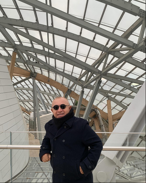 #Internacional - Um click do meu querido amigo Judson Corado, na foto está em Fondation Louis Vuitton - Paris/França - "Os Anos 1950 - Na estreia da década de 1950, a pintura de Rothko torna-se imediatamente identificável: duas formas de retângulos e cores se sobrepõem, uma infinidade de tons e valores, criando a vibração característica de suas obras inesquecíveis." Judson Corado. Chics!!! - (Divulgação)