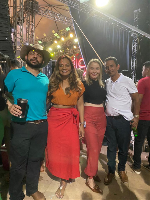 Empresário e advogado, Ricardo Medeiros e Anne, Luana e Francois Pierote Cruz (secretário municipal de cultura e turismo de União) curtiram em clima de love e alegria o show da cantor Eric Land em União. - (Daniel Cardoso)