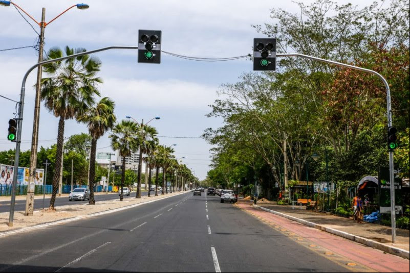 Semáforos vão piscar em amarelo entre as 23h e as 5h na Av. Marechal Castelo Branco - (PMT/Divulgação)