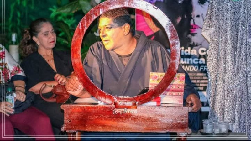 #Espetáculo - “Minha vida como você nunca viu” tem dupla apresentação em Teresina -  Nos dias 13 e 14/12, no Espaço Cultural Casa de Soraya, o público poderá conferir o mais novo espetáculo do premiado Grupo Harém de Teatro “Minha vida como você nunca viu”, que é estrelado pelo ator Fernando Freitas. Para prestigiar, o público pagará a entrada de R$ 30,00 (meia solidária e 1k de alimento não perecível). As apresentações têm ao apoio e produção da Navilouca Produções. O espetáculo marca os 50 anos de vida do premiado ator piauiense, com dramaturgia de Ítalo Damasceno e direção de Arimatan Martins. No solo, Fernando relembra sua história ando pela sua origem, infância, juventude até a maturidade, em um desenrolar dramatúrgico contado em tom de festa e reflexão. Trabalhos marcantes, memórias, violências, afetos e, claro, Samantha Menina arão diante dos olhos do público. Fernando foi a primeira drag queen do Piauí, que criou a personagem para ser hostess da famosa festa Bine Iubita. A estreia da peça foi no último dia 22/12, nas comemorações finais dos 06 anos do projeto cultural O Poeta e sua Hora.  Segundo o ator, produtor e professor Moisés Chaves, Fernando Freitas possui a força cênica. “Fernando nasceu pra ser STAR, pra mim ele é o maior ator do mundo. Vamos recomeçar pela primeira vez em que vi Fernando… no palco, foi no Theatro 4 de Setembro, fazendo um trecho de A Cantora Careca, de Ionesco, no espetáculo Apesar de Romeu e Julieta, com direção de Chico Filho. Simplesmente marcante, que ator era aquele diante de meus olhos. Isso já se vão mais de trinta anos”, disse Moisés. O espetáculo Minha vida como você nunca viu, segundo Moisés Chaves, é um relato profundo da existência pessoal e profissional de Fernando Freitas. A cena da novela mexicana feita no falso espelho da penteadeira do cenário é de uma grandeza de simplicidade, assim como o caminhar da criança para a escola, um encontro perfeito entre ator e diretor. Para o jornalista e professor de Teresina Cláudio Barros, o espetáculo é enriquecedor. “O simples é difícil de fazer e Fernando conseguiu fazê-lo com a direção de Arimatan Martins. O texto é de um jovem autor teatral chamado Ítalo Damasceno, que amarrou muito bem o recorte temporal da vida do artista. O resultado é um espetáculo em que se a plateia tiver mais de 50 anos se sente representada e se tiver menos se sentirá instigada a buscar respostas”, escreveu Barros. Ingressos antecipados: (86) 98175-3463. Imperdível!!! - (Arquivo Pessoal)