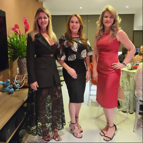 #Reunião - Um click das queridas sócias na reunião do @granfclub - @anapaula_bramalho, @taniamiranda08 e @giselapxvieira, em noite animada. Chics!!! - (Luciêne Sampaio)