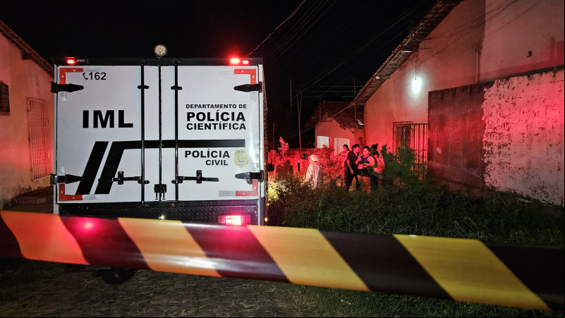 Mulher é encontrada morta enrolada em lençol dentro de casa no Vale Quem Tem