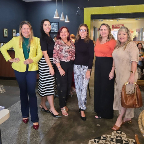 Clicks em comemoração ao Dia Internacional das Mulheres realizado em grande estilo no Nóris Cozinha Saudável com almoço animado