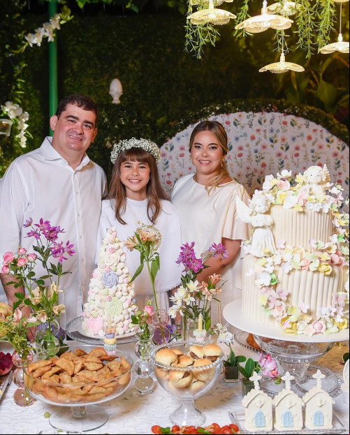  #Family - #Primeira Eucaristia -  Um click da belíssima Maria Júlia, que recebeu a sua Primeira Eucaristia, com os pais, Júlio César Lima & Maria Clara Napoleão, com a família reunida. Chics!!! - (Arquivo Pessoal)