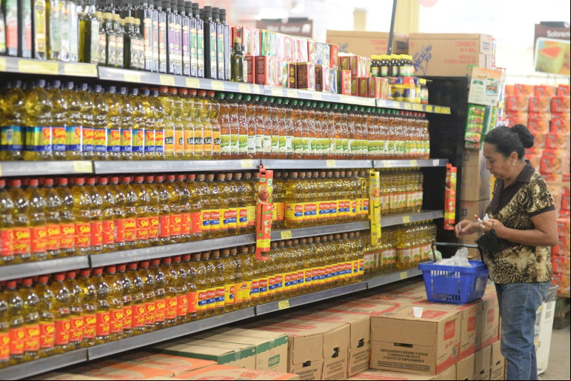 Consumidor em supermercado de Teresina - (Assis Fernandes/ O DIA)
