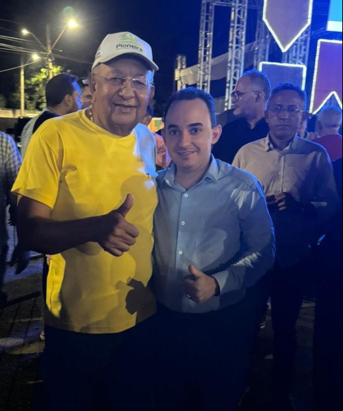 #Festival - Um click do Prefeito de Teresina Dr. Pessoa com o Jurista Samuel Coêlho, na Abertura do Festival Municipal Junino de Teresina. Chics!!! - (Divulgação)