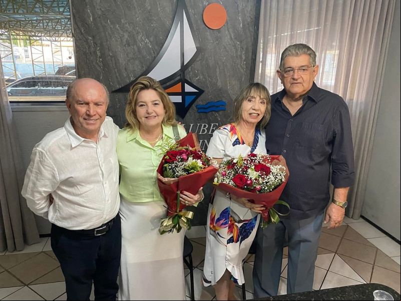 #Posse - No dia 2/1, aconteceu a solenidade de posse da nova diretoria do Iate Clube de Teresina para o Triênio 2025/2027. Um click de Francisco Alencar (Presidente) com Carmelita Castro e Tarcísio Freire (Vice-presidente) com Carmelita Freire. Chics!!! - (Arquivo Pessoal)