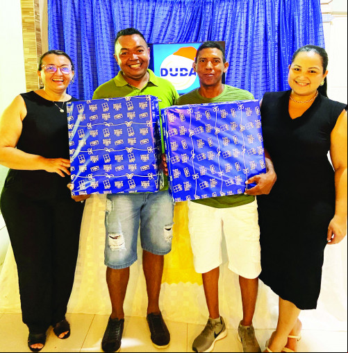 As empresárias e sócias: Raqueilane Sampaio Barros e Aline Moreira Sampaio, realizaram na última sexta-feira na cidade de União, a Confraternização da Distribuidora Duda Frios e Ovos. Na foto os funcionários: Elton dos Santos e Xande Cardoso (ao centro). - (Arquivo Pessoal)