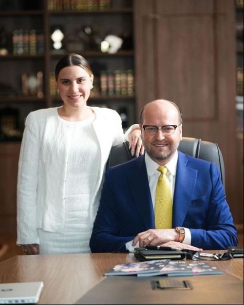 #Título - Um click do renomado advogado Dr. Nelson Wilians, fundador e CEO do maior escritório de advogados da América Latina, estará em Teresina no dia 26 de agosto, quando receberá o Título de Cidadão Piauiense. A homenagem é um pleito de Morgana Denardin, que há dois anos trabalha na NW Associados. Chics!!! - (Arquivo Pessoal)