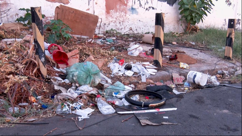 Lixo acumulado em calçada causa transtorno a moradores na Vermelha - (O Dia TV)