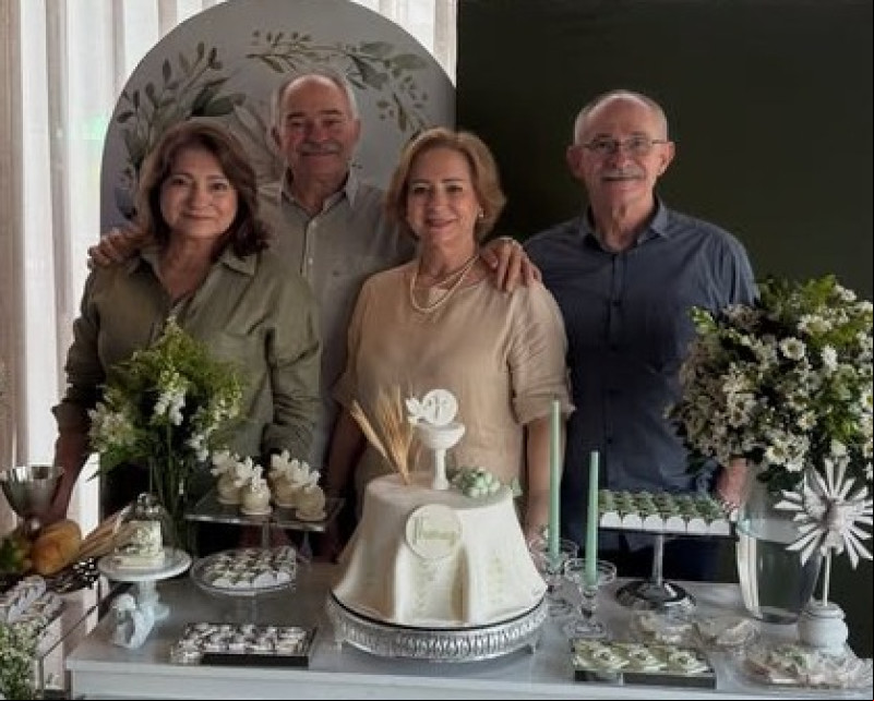 #Eucaristia - Um click dos queridos irmãos Fátima Portela Gayoso, Carlos Portela, Tetê Lobo e Antônio Portela Filho em tarde de Primeira Eucaristia do Thomaz Tajra, que é neto de Tetê Lobo. Chics!!! - (Arquivo Pessoal)