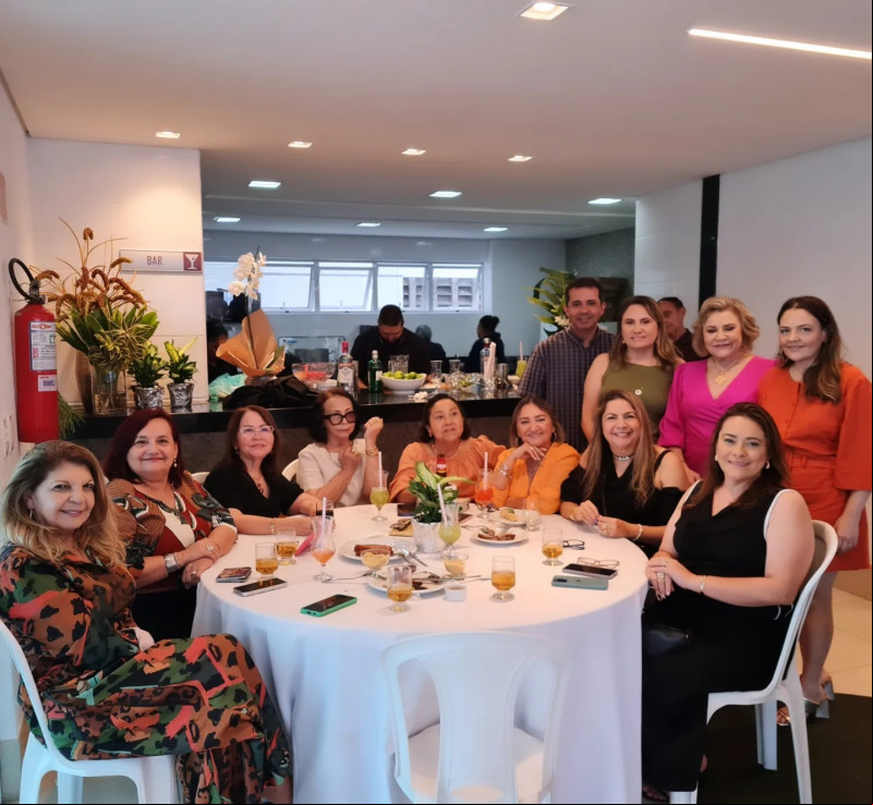 #Comemoração - Parabéns para a empresária Zelita Melo comemorou a nova idade com festa no dia 27/4. Um almoço que reuniu familiares amigas e amigos da empresária. Um click da aniversariante com as filhas Polyana Melo Albino e Juliana Melo, o genro Rondinelle Albino, Marlúcia, Katya, Valdenê, Gorete, Leni, Magnólia eu (Luciêne Sampaio), etc. Chics!!! - (Luciêne Sampaio)