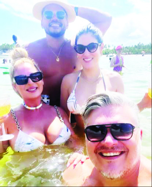 Empresária Alexsandra Diniz (Óticas Diniz) iniciou o Ano Novo em Recife- Praia dos Carneiros, na companhia dos amigos: Raul Júnior (supervisor das Óticas Diniz-Piauí) e advogado Ricardo Campelo. (aqui na foto). - (Arquivo Pessoal)