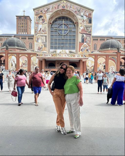 #Mãe&Filha - Um click das queridas a empresária Daniele Carvalho, que esteve com a mãe Dona Celeste, que aniversariou no dia 22/1, na Basílica de Nossa Senhora Aparecida. Chics!!! - (Divulgação)